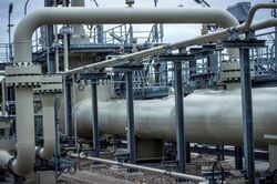 Giá dầu thô có tuần biến động mạnh, trên đà lao dốc