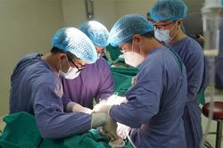 Phát hiện mắc ung thư đường tiêu hóa sau 10 ngày đau bụng âm ỉ, vàng da