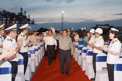 Thủ tướng dự Lễ phát lệnh làm hàng đầu năm tại cảng Tân Cảng