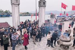 Nghệ An: Du khách 'đổ xô' về các đền cầu tài lộc may mắn đầu năm