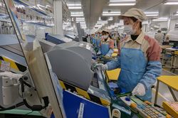 Xem công nhân Hà Nội hăng say bên dây chuyền hiện đại ngay từ ngày đầu Xuân Quý Mão