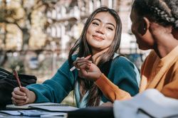 Hàn gắn tình bạn từng rạn nứt
