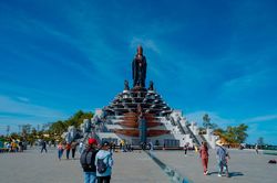 Du khách nô nức về Tây Ninh chơi hội ngày vía Thần Tài