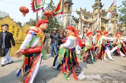 Trai tráng tô son, đánh phấn múa 'con đĩ đánh bồng' giữa lòng Thủ đô
