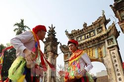 Trai làng Triều Khúc má phấn môi son múa điệu 'con đĩ đánh bồng'