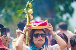 Hàng nghìn người lên núi Bà Đen dâng hương đầu năm
