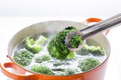 Không muốn cả nhà ăn phải thuốc độc thì bỏ ngay thói quen này khi luộc rau, nấu canh