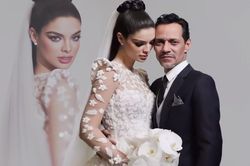 Á hậu 'đẹp tựa búp bê' của Miss Universe chính thức kết hôn với bạn trai hơn 31 tuổi