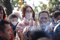 Phủ Tây Hồ đông đúc người dân dâng lễ sau kỳ nghỉ Tết Quý Mão
