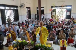 Phật tử thiền viện Vạn Hạnh cúng dường các tự viện đầu Xuân Quý Mão
