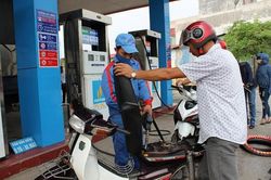 Giá dầu thô thế giới xuống dưới 80 USD/thùng
