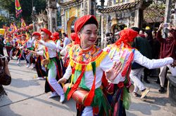 Trai tráng Hà Nội má đỏ, môi hồng múa 'con đĩ đánh bồng'