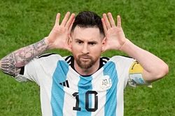 Messi hối hận vì chế nhạo Louis Van Gaal