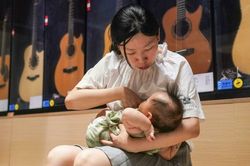 Mức sinh thấp kỷ lục, Trung Quốc lần đầu bỏ lệnh cấm với mẹ đơn thân