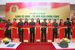 Triển lãm 'Cảnh vệ Công an nhân dân - 70 mùa hoa chiến công' và trao giải hai cuộc thi viết về lực lượng Cảnh vệ