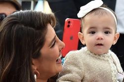 Con gái Hoa hậu Thế giới Priyanka Chopra lần đầu lộ diện