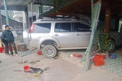 Xe Ford Everest ôm cua mất lái văng vào nhóm người sưởi ấm ven đường