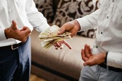 Vì sao không nên vay mượn tiền tùy tiện?