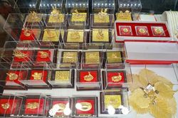 Ngày Vía Thần tài: Giá vàng cuối ngày tiếp tục giảm, dù sức mua lớn