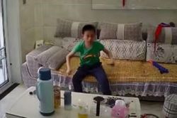 Biết con lười học và lắm chiêu trò, bố đặt camera theo dõi nhưng vẫn không ngờ được những gì nhìn thấy