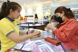 Ngày vía Thần Tài, chị em phụ nữ mua vàng và trang sức từ sớm