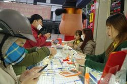 Đà Nẵng: Người dân đổ đến các cửa hàng vàng mua vàng cầu may ngày Vía Thần Tài