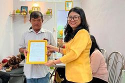 Trao nhà Đại đoàn kết cho hộ cận nghèo ở phường Mỹ Xuyên