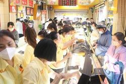 Nhiều cửa hàng vàng, đá quý ở TPHCM đông nghẹt người ngày vía Thần Tài
