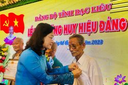 Trao tặng Huy hiệu Đảng cho 59 đảng viên ở Bạc Liêu
