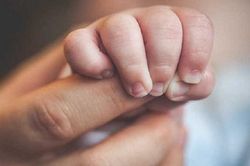Bố trên 45 tuổi, mẹ ngoài 35 có nguy cơ sinh con bị khuyết tật