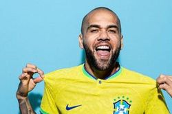 Dani Alves khiến nhà tù hỗn loạn