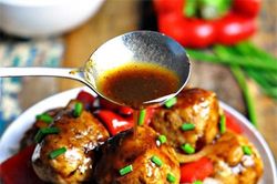 Làm thịt gà viên chiên với xốt tương đen