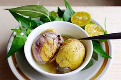 Cho trẻ ăn trứng vịt lộn có tốt không?