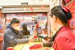 Giá vàng trong nước giảm, người mua lỗ nặng sau ngày vía Thần Tài