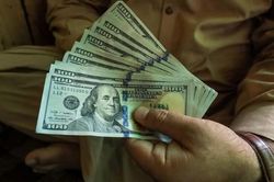 Tỷ giá USD thị trường tự do: Nhu cầu mua cao, giá bán vẫn thấp hơn giá ngân hàng