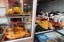 Nhộn nhịp chợ 'thịt thú rừng' giả ở lễ hội chùa Hương