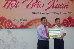 Báo Tết đến với quân dân đảo Trường Sa
