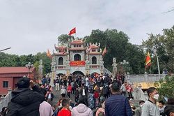 Hàng nghìn người đổ về Đền Bà Chúa Kho 'vay tiền' dịp đầu năm mới