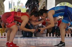 17 nữ đô vật tranh tài gay cấn tại làng Cổ Trai, Hải Phòng