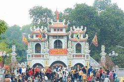 Hàng ngàn người đổ về Đền Bà Chúa Kho 'vay tiền' đầu năm mới