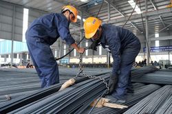 Giá sắt thép xây dựng ngày 2/2: Thị trường trong nước và thế giới biến động trái chiều