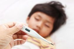 Trẻ sốt cao co giật khi đang đi du lịch, mất nhận thức do bỏ lỡ 'thời điểm vàng'