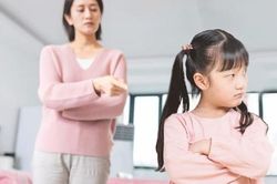 Cha mẹ làm gì khi 'bất lực' trước con trẻ bướng bỉnh, lì lợm?