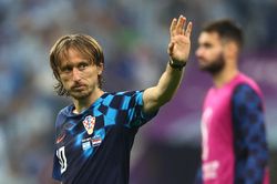 HLV Real Madrid hé lộ cái tên thay thế Luka Modric