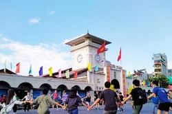 Khách nước ngoài nối tay nhảy múa 'check-in' chợ Bến Thành đầu năm mới