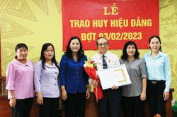 Thành ủy Long Xuyên trao Huy hiệu Đảng tại nhà cho đảng viên