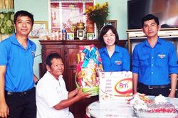 Huyện đoàn Phú Tân tặng quà gia đình chính sách nhân kỷ niệm 93 năm Ngày thành lập Đảng Cộng sản Việt Nam 3/2