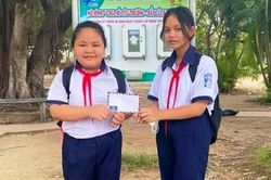 Em Xuân Huỳnh đập heo đất giúp đỡ bạn học cùng lớp