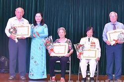 TPHCM: Trao tặng Huy hiệu Đảng đợt 3/2/2023 và tuyên dương đảng viên tiêu tiểu