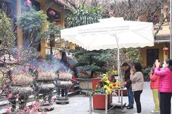 Người dân Hà Nội đi lễ đình, chùa ngày Rằm tháng Giêng